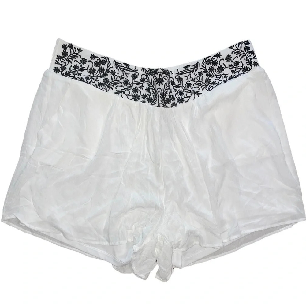 Torrid White Flowy Shorts Black Embroidered Waistband Lined Size 3X NWT Summer